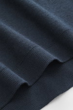 Detailaufnahme des Jerseys aus Baumwolle und Wolle mit strukturiertem Griff und komfortablen Rippbündchen, Perspektive von oben auf das 04651/ A trip in a bag Longsleeve-Poloshirt 'Wool TP Polo LS' navy im Regular Fit mit klassischem Polokragen, Drei-Knop