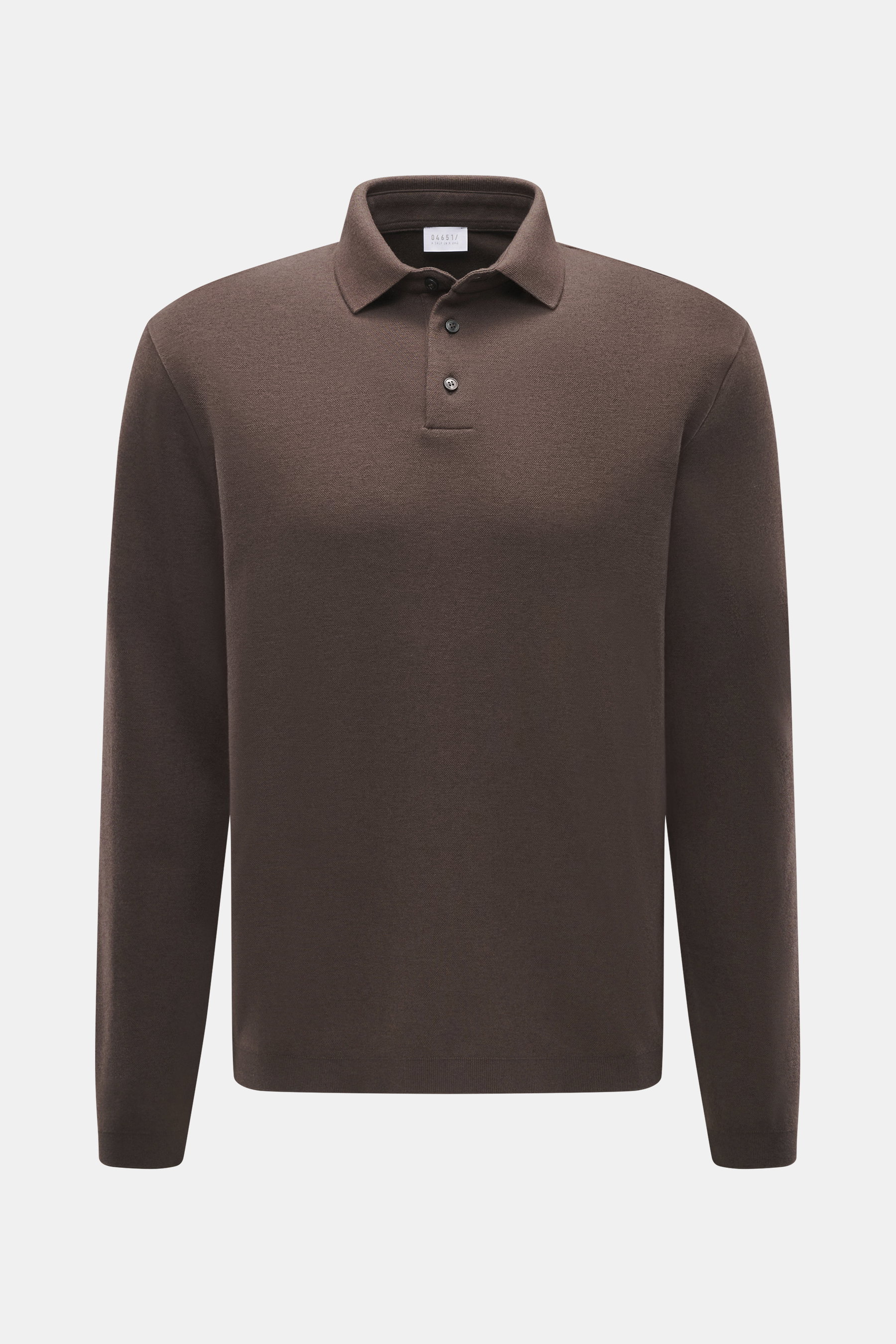 Frontale Nahaufnahme des dunkelbraunen 04651/ A trip in a bag Longsleeve-Poloshirt 'Wool TP Polo LS' mit Baumwoll-Woll-Jersey, Regular Fit, Polokragen, Drei-Knopf-Leiste, kleinem Weblabel und Rippbündchen.