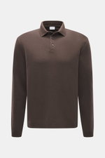 Frontale Nahaufnahme des dunkelbraunen 04651/ A trip in a bag Longsleeve-Poloshirt 'Wool TP Polo LS' mit Baumwoll-Woll-Jersey, Regular Fit, Polokragen, Drei-Knopf-Leiste, kleinem Weblabel und Rippbündchen.