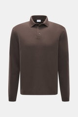 Frontale Nahaufnahme des dunkelbraunen 04651/ A trip in a bag Longsleeve-Poloshirt 'Wool TP Polo LS' mit Baumwoll-Woll-Jersey, Regular Fit, Polokragen, Drei-Knopf-Leiste, kleinem Weblabel und Rippbündchen.