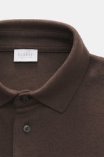 04651/ A trip in a bag Longsleeve-Poloshirt 'Wool TP Polo LS' dunkelbraun, Nahaufnahme von oben, Baumwolle/Wolle, strukturierter Griff, Regular Fit, Polokragen, Drei-Knopf-Leiste, Weblabel, Rippbündchen