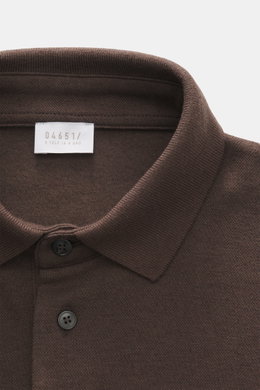 04651/ A trip in a bag Longsleeve-Poloshirt 'Wool TP Polo LS' dunkelbraun, Nahaufnahme von oben, Baumwolle/Wolle, strukturierter Griff, Regular Fit, Polokragen, Drei-Knopf-Leiste, Weblabel, Rippbündchen