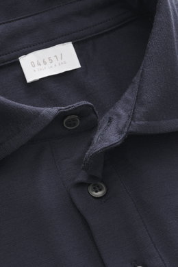 Nahaufnahme aus schräger Perspektive des Polokragens mit Knöpfen und Label des 04651/ A trip in a bag Longsleeve-Poloshirt 'WJ' navy, Mix aus Wolle und hochwertiger Microfaser, weicher Griff, Regular Fit, klassischer Polokragen, kurze Saumschlitze.