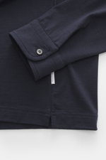 Nahaufnahme des Ärmels mit Manschette des 04651/ A trip in a bag Longsleeve-Poloshirt 'WJ' navy, Regular Fit, weicher Griff, Mix aus Wolle und Microfaser, klassischer Polokragen, kurze Saumschlitze, Vorderansicht.