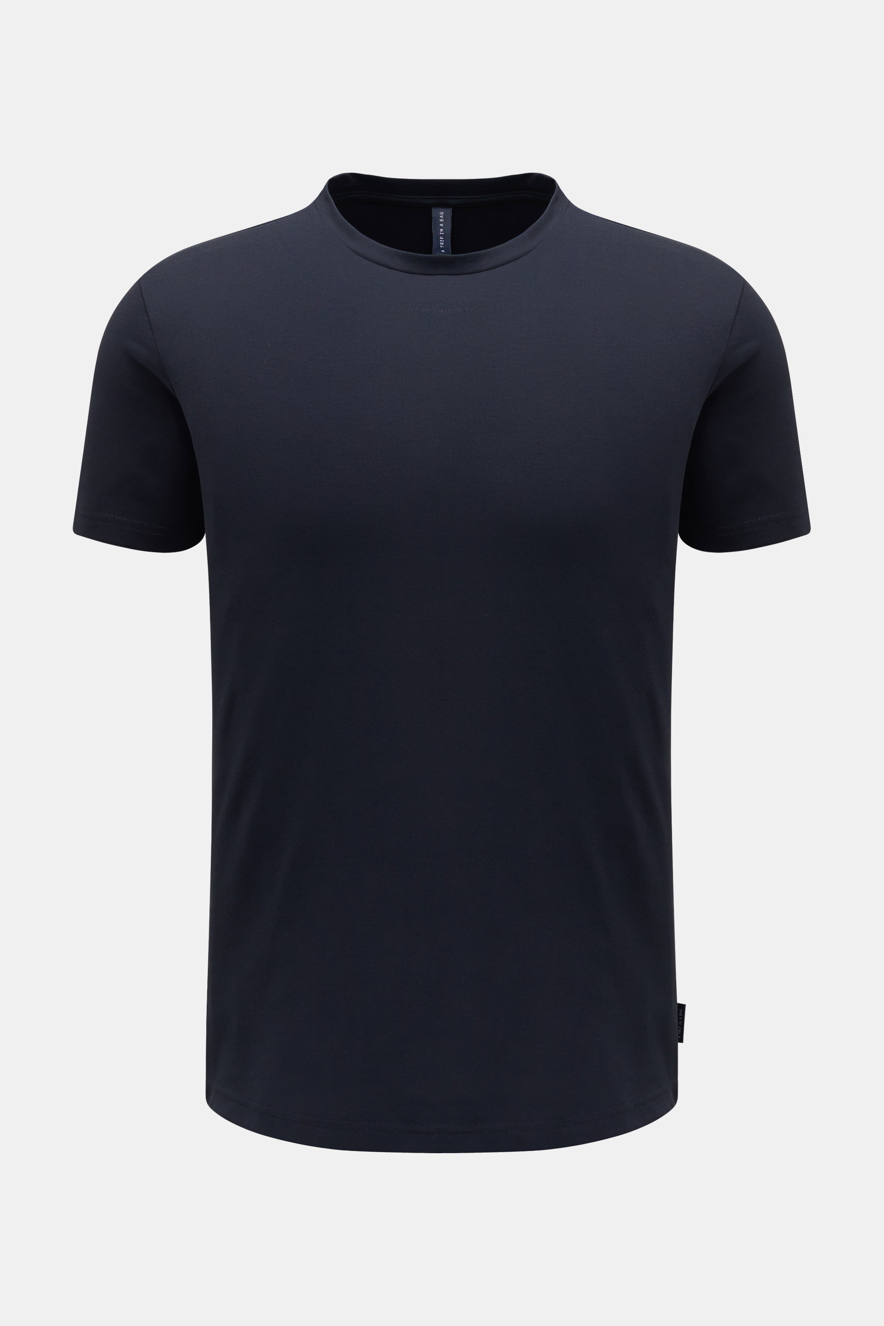 Frontansicht des navy 04651/ A trip in a bag Rundhals-T-Shirts 'Crepe Tee' aus leichtem, elastischem Baumwoll-Crêpe mit Slim Fit und kleinem Weblabel.