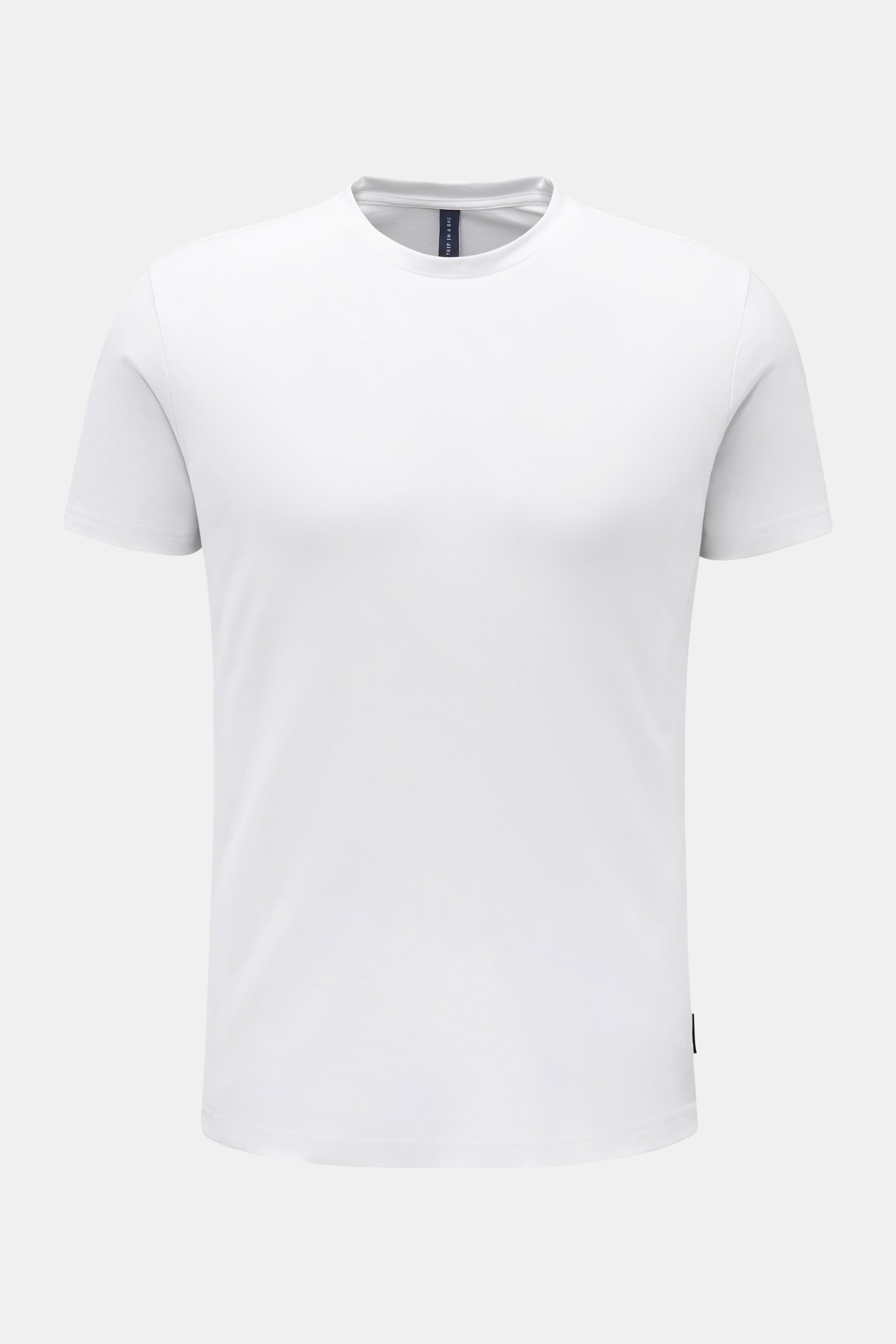 Frontansicht des weißen 04651/ A trip in a bag Rundhals-T-Shirts 'Crepe Tee' aus elastischem Baumwoll-Crêpe mit Slim Fit und kleinem Weblabel.