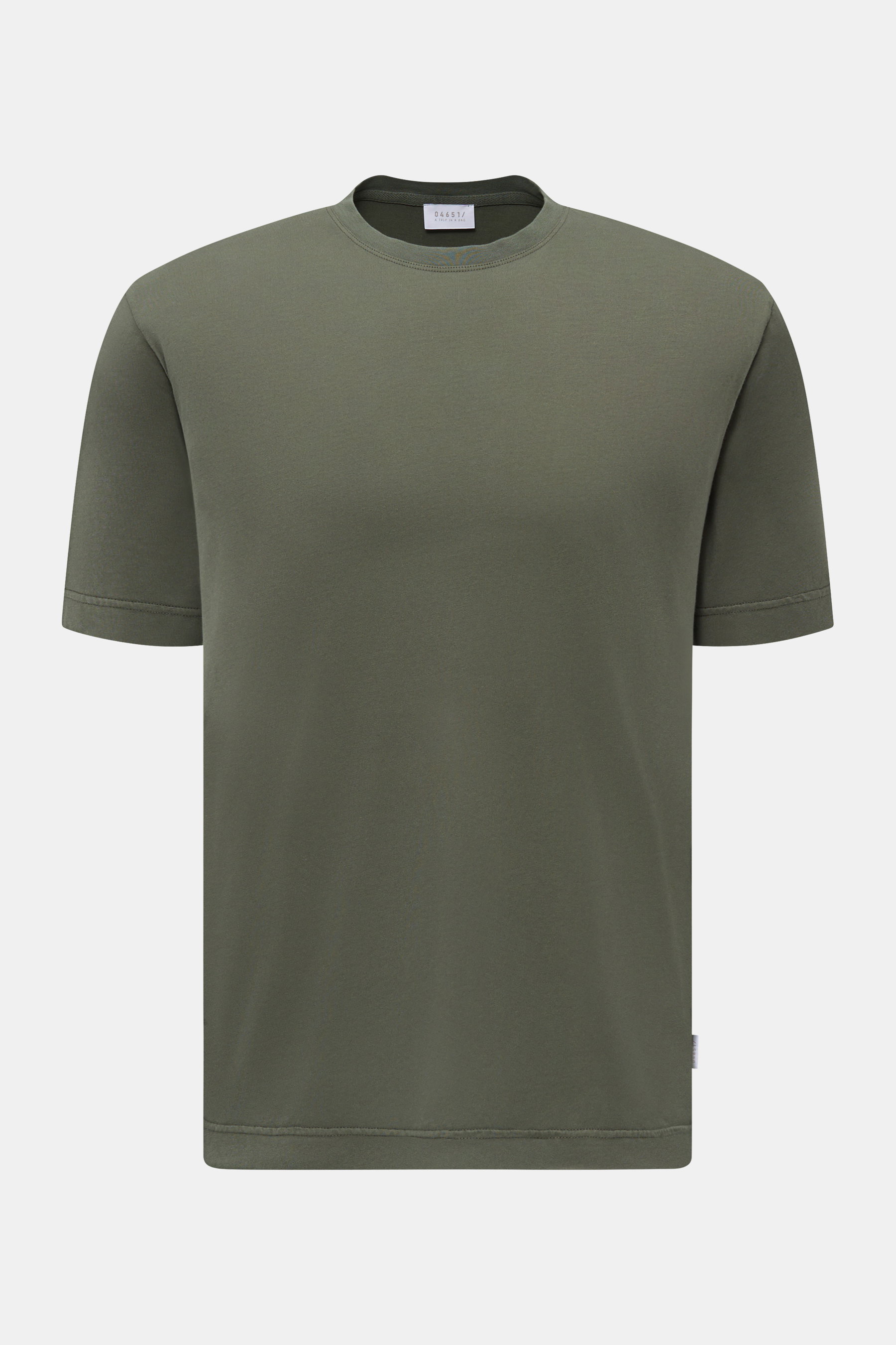 Vorderansicht des graugrünen 04651/ A trip in a bag Rundhals-T-Shirts aus weichem Jersey, Regular Fit, mit kleinem Weblabel und kurzen Saumschlitzen.