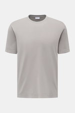 04651/ A trip in a bag Rundhals-T-Shirt grau, frontal fotografiert, Jersey aus reiner Baumwolle, weicher Griff, Regular Fit, Rundhalsausschnitt, kleines Weblabel, kurze Saumschlitze.