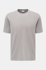 04651/ A trip in a bag Rundhals-T-Shirt grau, frontal fotografiert, Jersey aus reiner Baumwolle, weicher Griff, Regular Fit, Rundhalsausschnitt, kleines Weblabel, kurze Saumschlitze.