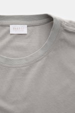 Nahe Aufnahme des grauen 04651/ A trip in a bag Rundhals-T-Shirts aus Jersey reiner Baumwolle mit weichem Griff, Regular Fit, Rundhalsausschnitt, kleinem Weblabel und kurzen Saumschlitzen.