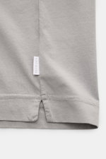 Nahaufnahme vom Saum des grauen 04651/ A trip in a bag Rundhals-T-Shirts mit kurzen Saumschlitzen, kleinem Weblabel, Jersey aus reiner Baumwolle, weichem Griff und Regular Fit.