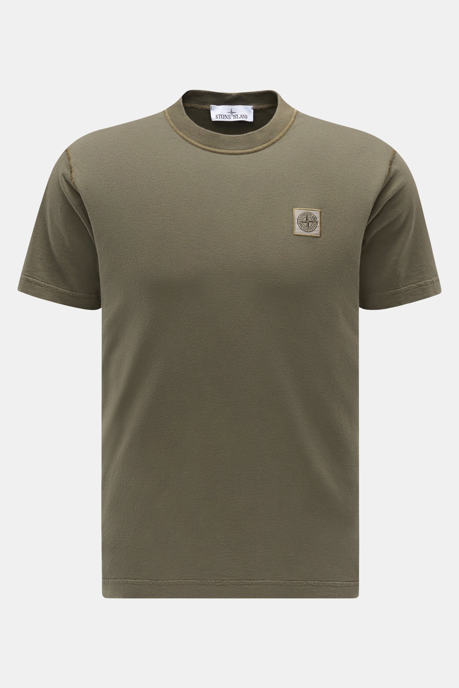Stone Island Rundhals-T-Shirt oliv, vorne frontal fotografiert, Bio-Baumwolle, Slim Fit, Kompass-Logo, weicher Griff, Overlock-Nähte, garment dyed, Weblabel.