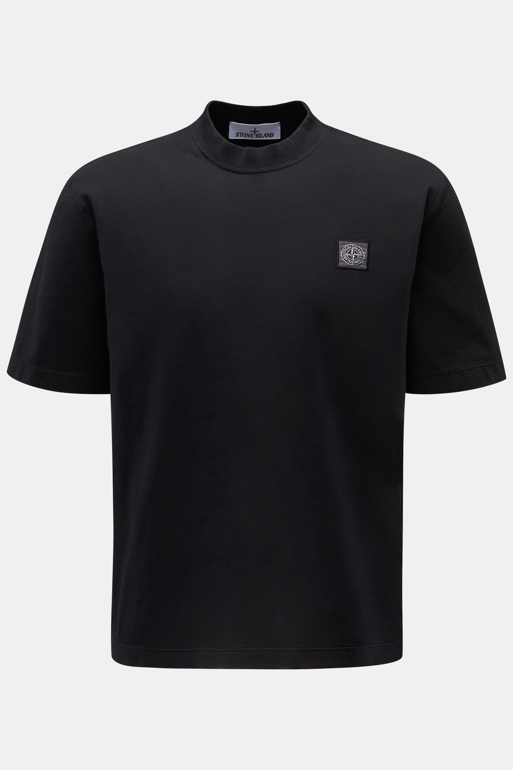 Stone Island Rundhals-T-Shirt schwarz, frontal fotografiert, aus garment dyed Baumwolle mit Kompass-Logo, Regular Fit, Overlock-Nähten und Weblabel.