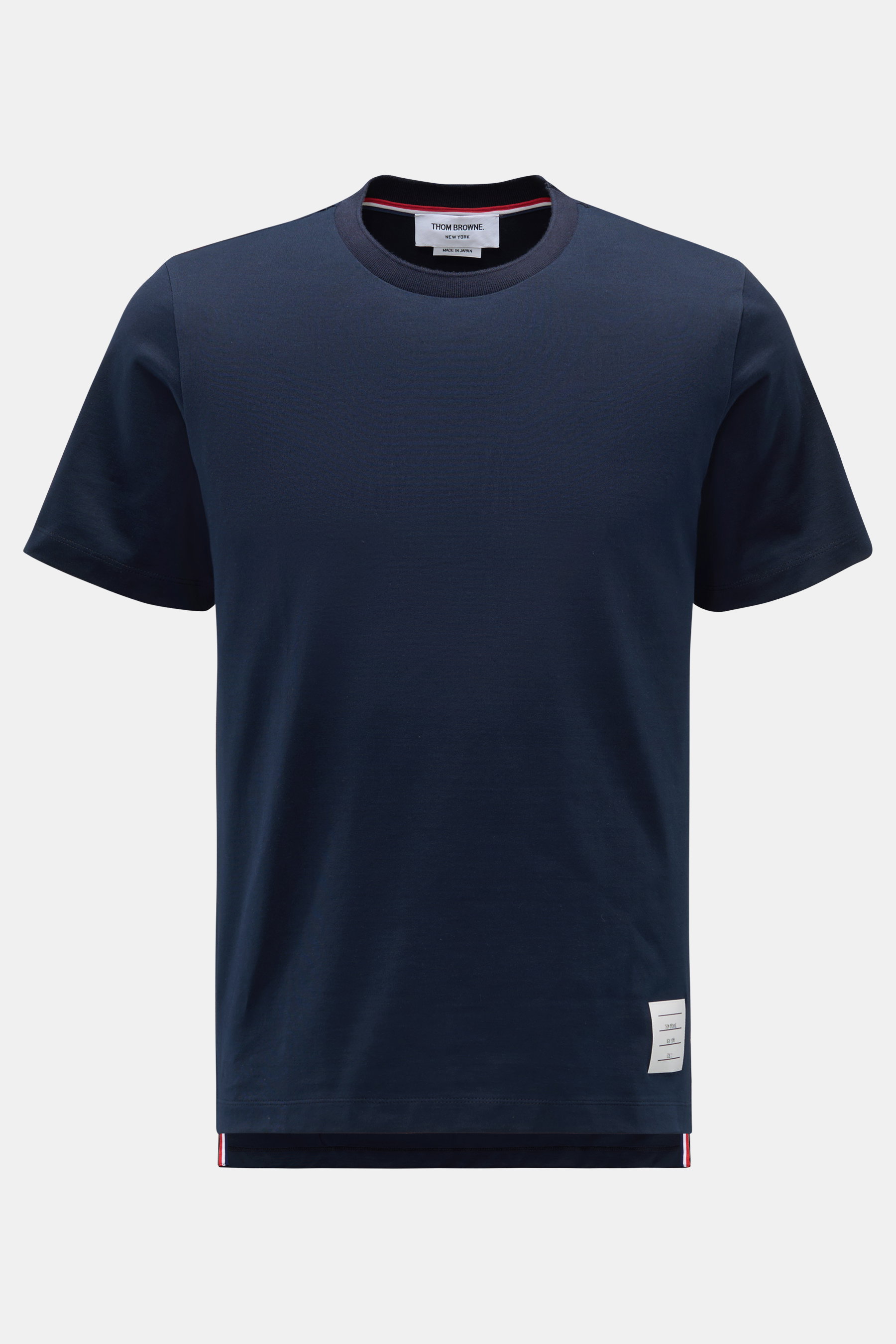 Thom Browne Rundhals-T-Shirt navy, frontal fotografiert, monochrom, reine Baumwolle, schwere Qualität, weicher Griff, Slim Fit, Rundhalsausschnitt, Saumschlitze, hinten verlängert, flexible Rippbündchen, Tricolore-Streifen.