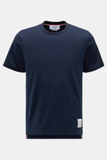 Thom Browne Rundhals-T-Shirt navy, frontal fotografiert, monochrom, reine Baumwolle, schwere Qualität, weicher Griff, Slim Fit, Rundhalsausschnitt, Saumschlitze, hinten verlängert, flexible Rippbündchen, Tricolore-Streifen.