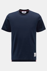 Thom Browne Rundhals-T-Shirt navy, frontal fotografiert, monochrom, reine Baumwolle, schwere Qualität, weicher Griff, Slim Fit, Rundhalsausschnitt, Saumschlitze, hinten verlängert, flexible Rippbündchen, Tricolore-Streifen.