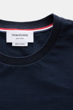 Thom Browne Rundhals-T-Shirt navy, Nahaufnahme von Rundhalsausschnitt mit Tricolore-Streifen, reine Baumwolle, Slim Fit, schwere Qualität.