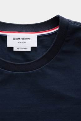 Thom Browne Rundhals-T-Shirt navy, Nahaufnahme von Rundhalsausschnitt mit Tricolore-Streifen, reine Baumwolle, Slim Fit, schwere Qualität.