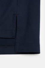 Nahaufnahme des Saumdetails mit Saumschlitz und verlängertem Rücken des Thom Browne Rundhals-T-Shirt navy aus schwerer reiner Baumwolle.