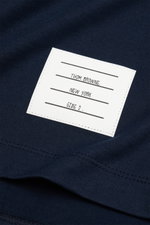 Nahaufnahme des Thom Browne Rundhals-T-Shirt navy aus reiner Baumwolle mit Label, schwerer Qualität und flexiblen Rippbündchen.