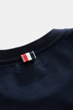 Nahaufnahme des Rückenausschnitts vom Thom Browne Rundhals-T-Shirt navy, monochrom aus reiner Baumwolle mit Tricolore-Streifen, Slim Fit, weicher Griff, schwere Qualität, flexible Rippbündchen.