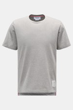 Vorderansicht des Thom Browne Rundhals-T-Shirts grau meliert aus schwerer, reiner Baumwolle mit weichem Griff, Slim Fit, Saumschlitzen und Tricolore-Streifen.