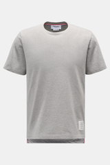Vorderansicht des Thom Browne Rundhals-T-Shirts grau meliert aus schwerer, reiner Baumwolle mit weichem Griff, Slim Fit, Saumschlitzen und Tricolore-Streifen.
