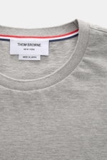 Nahaufnahme des Thom Browne Rundhals-T-Shirts grau meliert, monochrom aus reiner Baumwolle, weicher Griff, schwere Qualität, Slim Fit, Rundhalsausschnitt mit farblich abgesetzten Tricolore-Streifen, flexible Rippbündchen, Saumschlitze, hinten verlängert.