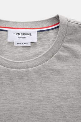 Nahaufnahme des Thom Browne Rundhals-T-Shirts grau meliert, monochrom aus reiner Baumwolle, weicher Griff, schwere Qualität, Slim Fit, Rundhalsausschnitt mit farblich abgesetzten Tricolore-Streifen, flexible Rippbündchen, Saumschlitze, hinten verlängert.