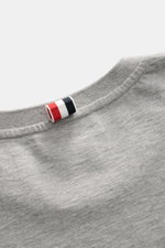 Nahaufnahme des Thom Browne Rundhals-T-Shirts grau meliert mit schwerer Baumwolle, weichem Griff und Tricolore-Streifen am Kragen.