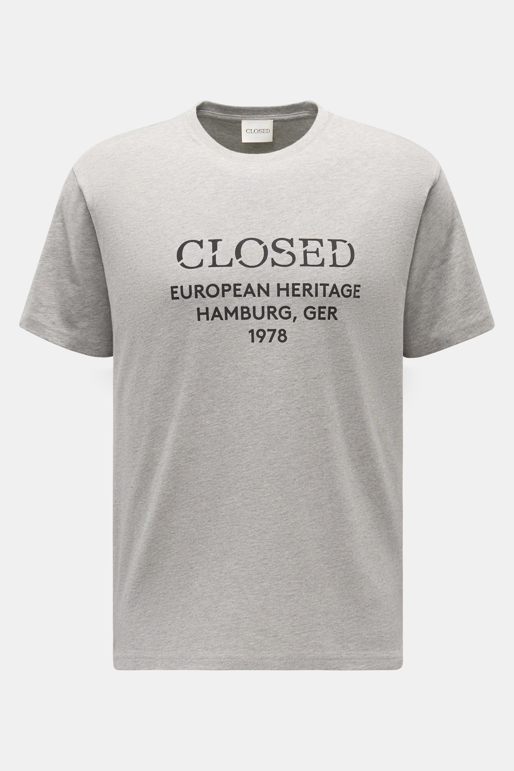 Closed Rundhals-T-Shirt grau meliert, frontal fotografiert, aus reiner Baumwolle mit markantem Logo-Print, Regular Fit, kurzer Saumschlitz.