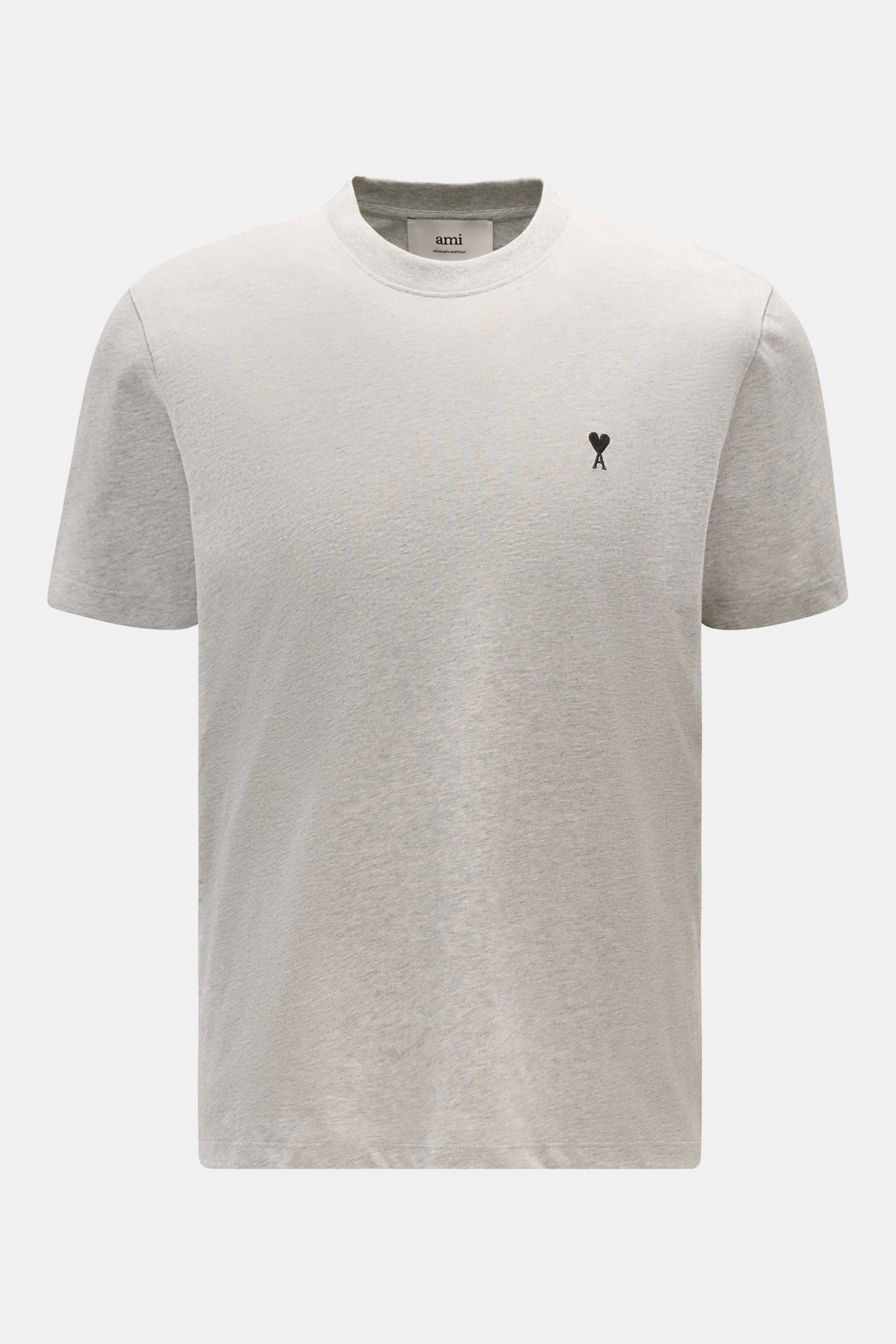 Ami Paris Rundhals-T-Shirt hellgrau, Slim Fit, aus reiner Baumwolle, frontale Nahaufnahme, Rundhalsausschnitt, Herz-Stitching auf der Brust.