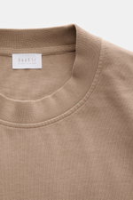 04651/ A trip in a bag Rundhals-T-Shirt 'Nunu Tee' taupe, Nahaufnahme des Rundhalsausschnitts aus weichem, hochwertigem Baumwoll-Jersey, Oversized-Fit, Weblabel seitlich.