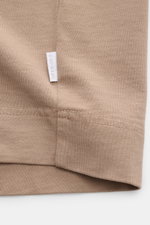 04651/ A trip in a bag Rundhals-T-Shirt 'Nunu Tee' taupe, Detailaufnahme der Saumnaht und Weblabel, Jersey aus reiner Baumwolle, Oversized Fit, weicher Griff.