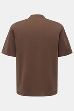 Back view of the brown 04651/ A trip in a bag Rundhals-T-Shirt 'Nunu Tee' showing its oversized fit, soft cotton jersey, and classic crew neckline.

<p>Tauchen Sie ein in den relaxten Lifestyle von 04651/ A TRIP IN A BAG – das unkomplizierte 'Nunu Tee' au