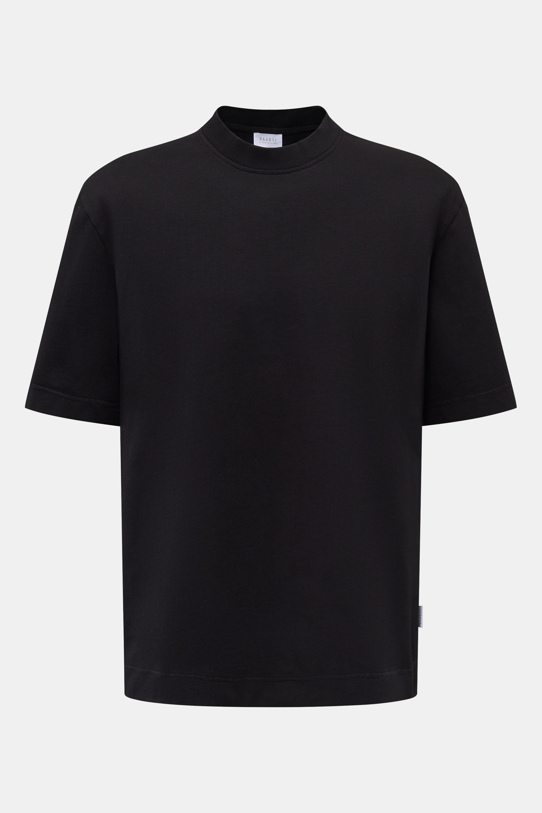 Frontale Ansicht des schwarzen 04651/ A trip in a bag Rundhals-T-Shirts 'Nunu Tee' aus weichem Baumwoll-Jersey mit Oversized-Fit und Rundhalsausschnitt.