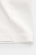 Golden Goose Rundhals-T-Shirt offwhite aus weichem Baumwoll-Jersey, Regular Fit, Rundhalsausschnitt, Detailansicht der Naht am Saum, Frontperspektive.
