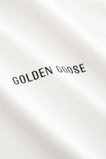 Golden Goose Rundhals-T-Shirt offwhite in Nahaufnahme, weicher Baumwoll-Jersey mit dezentem Logo-Print und lässigem Charakter.