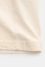 Cremefarbenes Golden Goose Rundhals-T-Shirt, Detailaufnahme des Saums mit Vintage-Distressed-Details, reine Baumwolle, Regular Fit.