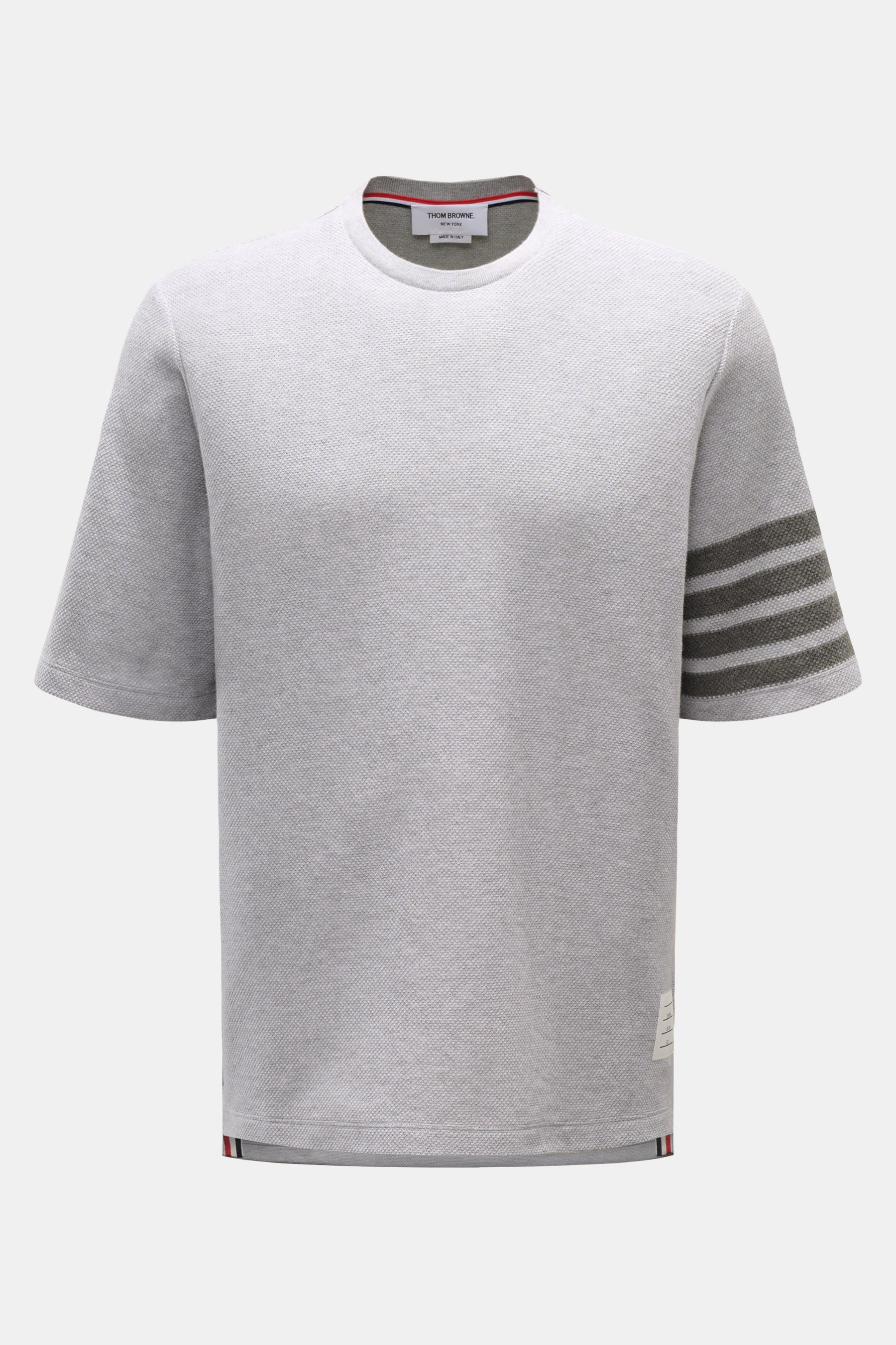 Thom Browne Rundhals-T-Shirt grau meliert shown from the front with a structured knit in light gray cotton, featuring a round neckline, short sleeves with contrast stripes, and tricolore grosgrain trims at the hem slits. 

<p>Das strukturierte T-Shirt von
