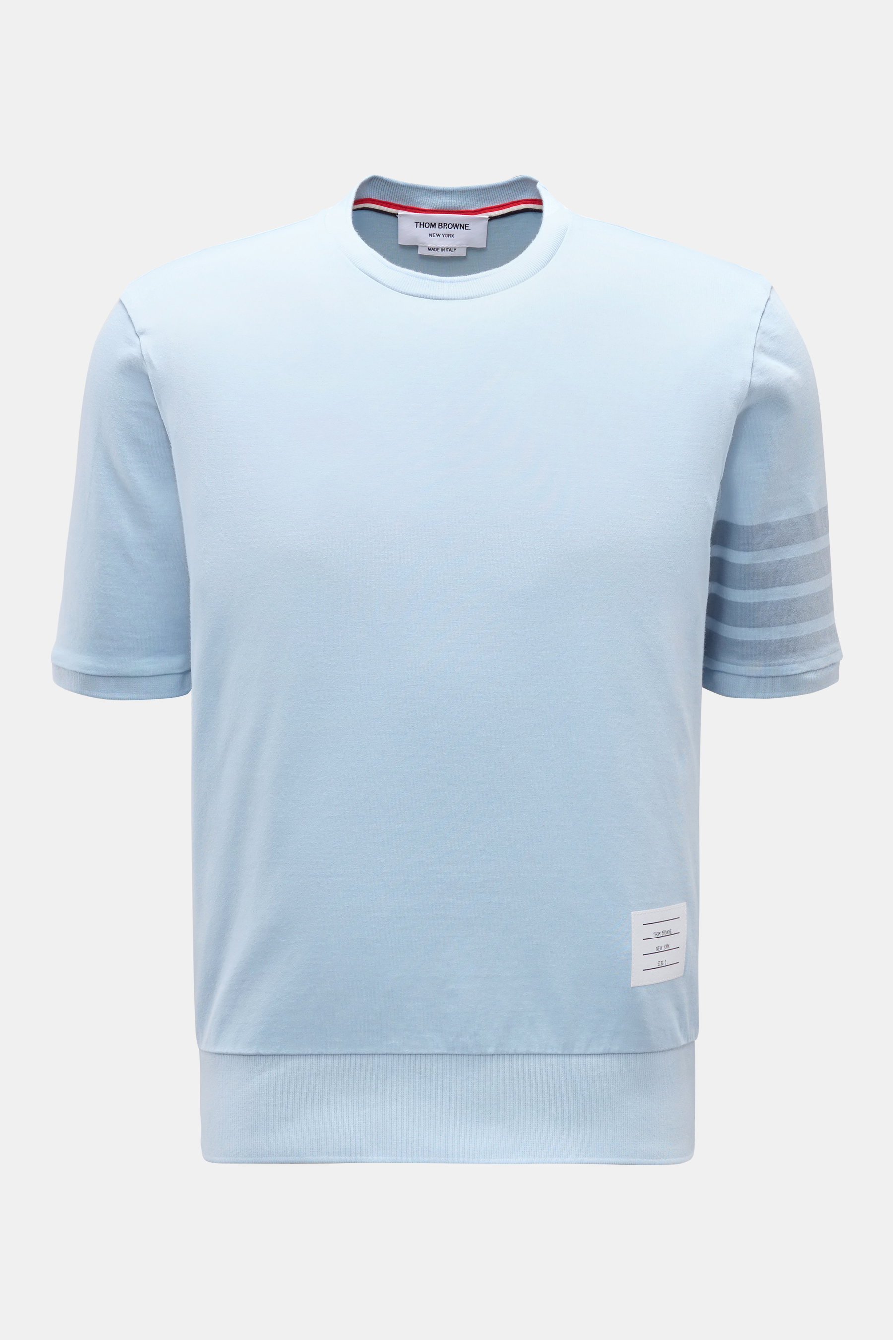 Front view of Thom Browne Crew neck T-shirt smoky blue in heavy pure cotton jersey with jumper-inspired bands and signature stripes on sleeves.

<p>Monochrome T-shirt by THOM BROWNE in heavy pure cotton jersey fabric refined with jumper-inspired bands – p
