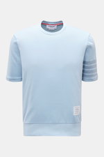 Thom Browne Rundhals-T-Shirt rauchblau, frontale Ansicht, aus schwerem Jersey, reine Baumwolle, Slim Fit, mit breitem Saumbündchen und markentypischen Streifen am Ärmel.