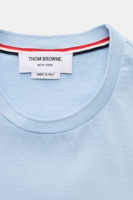 Thom Browne Rundhals-T-Shirt rauchblau, Frontnah, Slim Fit, reine Baumwolle, weicher Griff, schwerer Jersey, breites Saumbündchen, markentypische Streifen.