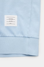 Thom Browne Rundhals-T-Shirt rauchblau, schwerer Jersey aus reiner Baumwolle, Slim Fit, breites Saumbündchen, Etikett nah, Detailansicht von unten.