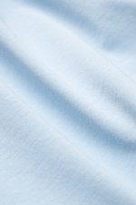 Nahaufnahme des Thom Browne Rundhals-T-Shirts rauchblau aus schwerem Jersey mit weichem Griff, Slim Fit, Rundhalsausschnitt und markentypischen Ärmelstreifen.