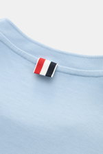 Thom Browne Rundhals-T-Shirt rauchblau aus schwerem Jersey mit breitem Saumbündchen, weichem Griff und markentypischem Streifen, Nahaufnahme von oben.