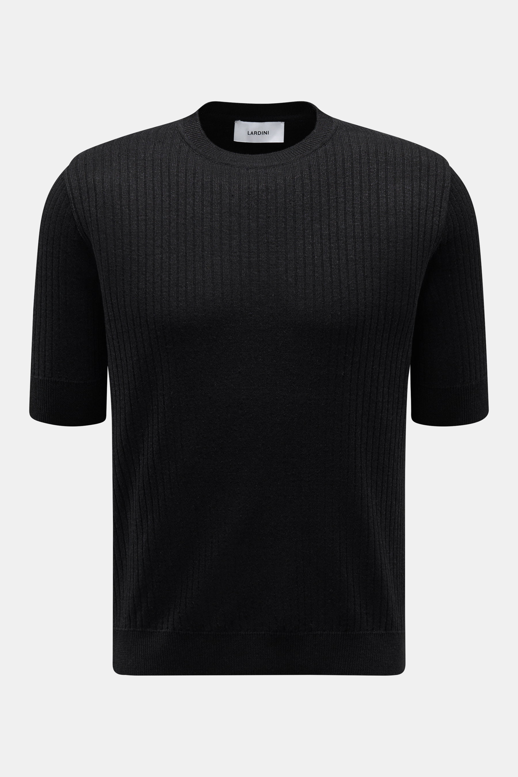 Lardini Kurzarmpullover schwarz frontal fotografiert, Slim Fit, Rundhalsausschnitt, Rippstrick-Design, Leinen-Baumwoll-Mix mit weichem Griff.