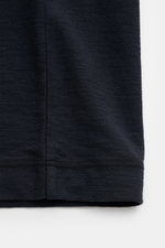 Stone Island Rundhals-T-Shirt 'Ghost Piece' navy, Slim Fit, aus elastischem Baumwolljersey, tonales Weblabel auf Brust, Detailaufnahme Saum, leicht griffige Haptik, garment dyed.