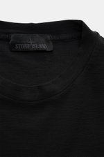Stone Island Rundhals-T-Shirt 'Ghost Piece' schwarz, Slim Fit, Jersey aus Baumwolle, tonales Weblabel, Rundhalsausschnitt, Nahaufnahme von oben.