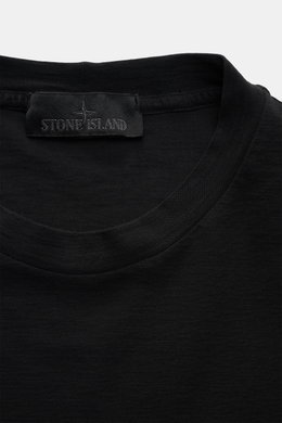 Stone Island Rundhals-T-Shirt 'Ghost Piece' schwarz, Slim Fit, Jersey aus Baumwolle, tonales Weblabel, Rundhalsausschnitt, Nahaufnahme von oben.
